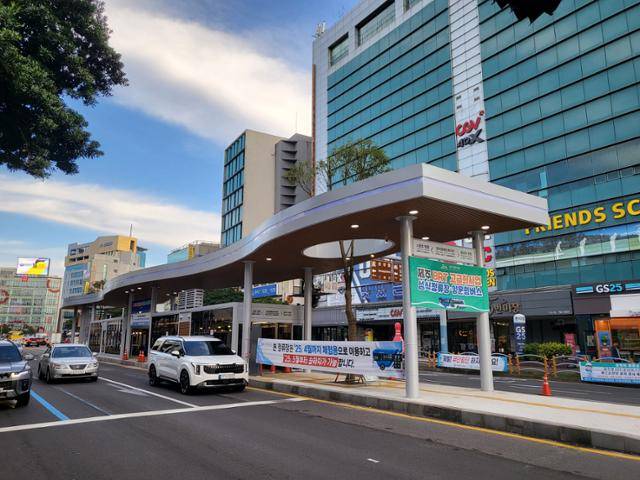 국내 최초로 ‘섬식정류장’을 도입한 ‘제주형 간선급행버스체계(BRT) 고급화사업’ 서광로 구간이 오는 9일 오전 6시부터 본격 개통된다. 사진은 섬식정류장 전경. 제주도 제공