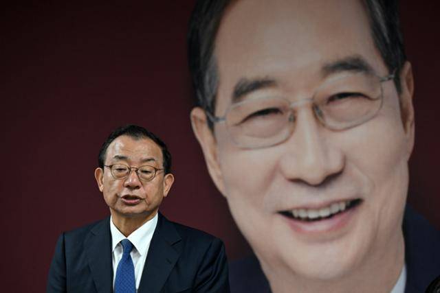 한덕수 무소속 대통령 선거 예비후보 캠프의 이정현 대변인이 7일 서울 영등포구 맨하탄21빌딩에서 '한덕수 여러분의캠프' 1호 공약 발표에 앞서 취재진 질문을 듣고 있다. 박시몬 기자