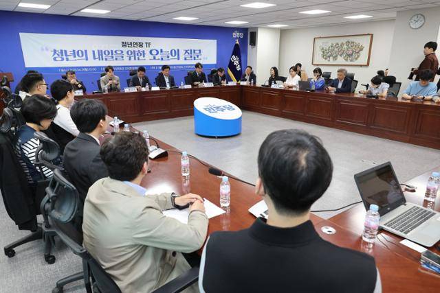지난달 21일 서울 여의도 국회 의원회관에서 더불어민주당 전국청년위원회가 주최한 정년연장 TF 청년간담회 현장. 연합뉴스
