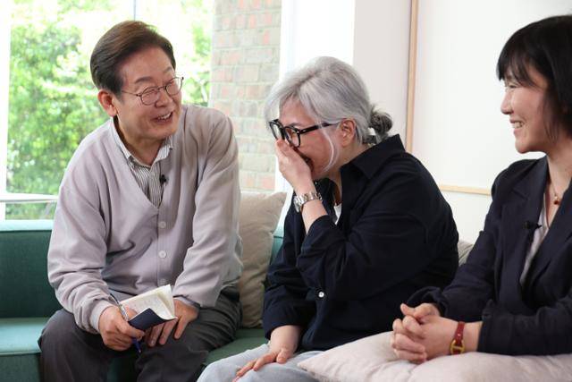 이재명 더불어민주당 대선 후보가 '골목골목 경청투어: 국토종주편'에 나선 7일 전북 전주시 완산구의 한 카페에서 열린 K-콘텐츠 산업 진흥 간담회에 참석해 대화하고 있다. 왼쪽부터 이 후보, 김은숙 작가, 박해영 작가. 전주=연합뉴스