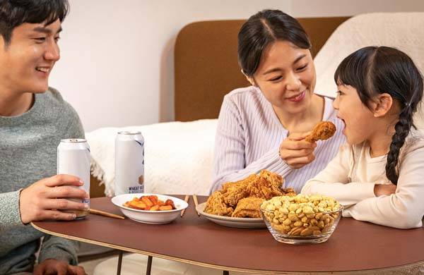 아이들은 어른이 술을 즐기는 모습을 보며 음주를 긍정적으로 받아들이고 따라 배울 수 있어 주의해야 한다./사진=클립아트코리아