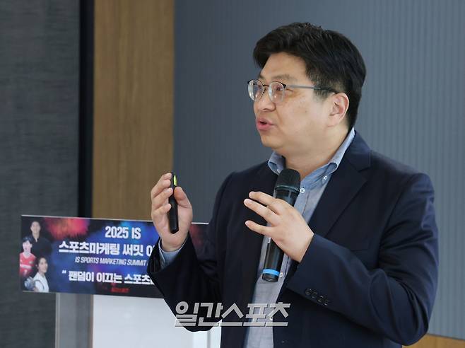 '일간스포츠(IS) 스포츠 마케팅 써밋 아카데미(Sports Marketing Summit Academy·SMSA)'가 30일 오후 서울 중구 KG타워에서 열렸다. 김정윤 웨슬리퀘스트 상무가 '팬덤을 형성하는 구단의 가치와 리더십' 주제로 강연을 하고 있다. 올해로 3회째를 맞는 SMSA는 매주 스포츠마케팅 최고전문가들과 화려한 셀럽 라인업을 강단으로 구성, 지난 23일부터 6월 18일까지 9주 동안(매주 수요일) KG타워 13층 대회의실에서 진행된다. 서병수 기자 qudtn@edaily.co.kr /2025.04.30/