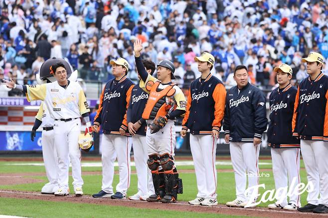 <yonhap photo-4346="">지난 5일 대전 한화생명볼파크에서 열린 프로야구 삼성과의 홈 경기에서 3-1 승리를 거두며 7연승을 기록한 한화 이글스 선수들이 팬들을 향해 인사하고 있다. 한화 제공</yonhap>