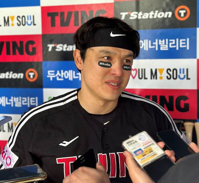 6일 잠실 두산전 승리 후 취재진과 인터뷰 중인 LG 박동원. 잠실=이형석 기자&nbsp;