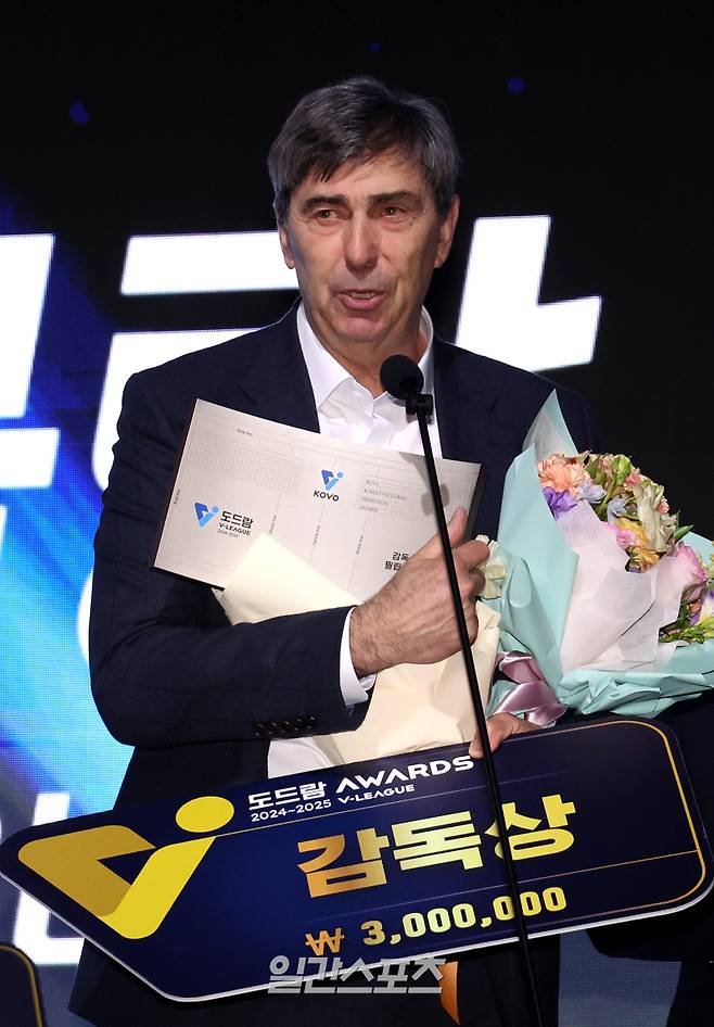 2024-2025 V리그 시상식이 14일 오후 서울 서대문구 스위스그랜드호텔 컨벤션홀에서 열렸다. 현대캐피탈 필립 블랑 감독이 감독상을 수상하고 수상소감을 말하고 있다. 김민규 기자 mgkim1@edaily.co.kr /2025.04.14/