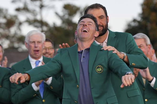 <yonhap photo-5234=""> 2025년 마스터스 우승자 맥길로이가 그린재킷을 입고 있다.&nbsp; &nbsp;AP=연합뉴스</yonhap>