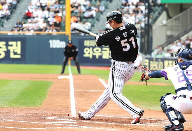 2025 KB0리그 프로야구 두산베어스와 LG트윈스의 경기가 6일 오후 서울 잠실야구장에서 열렸다. 1회초 무사 선두타자 홍창기가 2루타를 치고 있다. 잠실=김민규 기자 mgkim1@edaily.co.kr /2025.05.06/