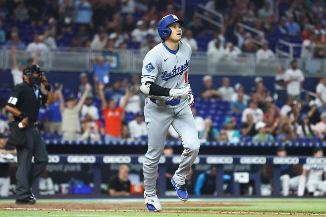 <yonhap photo-3616="">7일(한국시간) 마이애미 원정에서 시즌 10호 홈런을 터트린 오타니 쇼헤이. [AFP=연합뉴스]</yonhap>