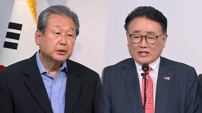 기자회견 하는 김무성 전 새누리당 대표와 유준상 전 국회의원