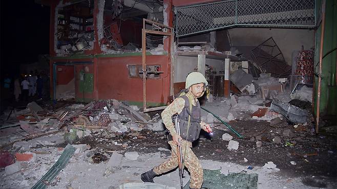 인도의 미사일 공격으로 파손된 것으로 보이는 건물을 살펴보는 파키스탄군