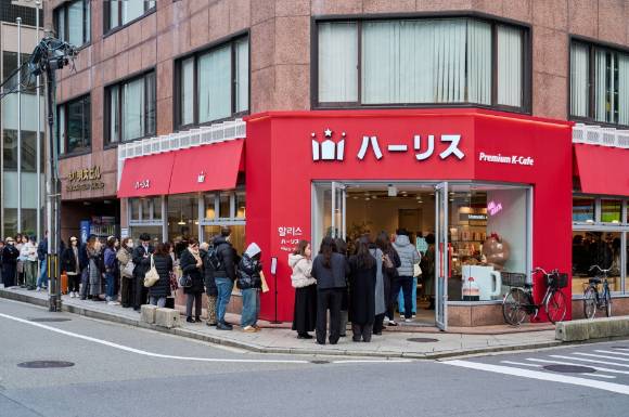 할리스 혼마치점에 줄을 서 입장하는 현지 소비자들. [사진=할리스]
