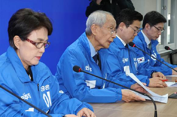 더불어민주당 윤여준 상임총괄선대위원장이 7일 서울 여의도 당사에서 열린 중앙선거대책위원회의에서 발언하고 있다. 2025.5.7 [사진=연합뉴스]