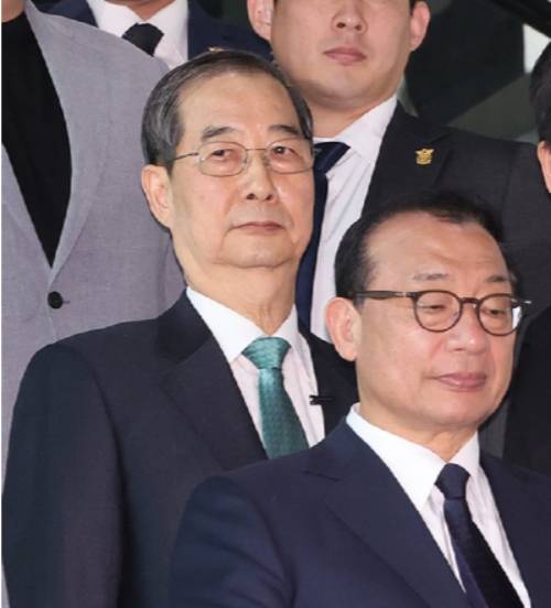 이정현 한덕수 무소속 대선 예비후보 캠프 대변인이 2일 한 후보와 함께 서울 여의도 국회 소통관에서 이동하고 있다. [사진=연합뉴스]