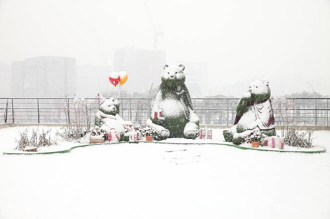 서울식물원 내 '곰 세 마리' 조형물. 조형물은 '저출생을 조장한다'는 민원으로 이달 중 철거된다. (사진, 식물원 홈페이지 갈무리)