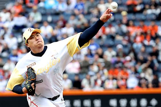 한화의 8연승을 이끈 류현진. 삼성 타선을 5이닝 1실점으로 막아 시즌 4승째를 수확했다. 한화는 최근 22경기에서 19승을 쓸어 담아 공동 선두로 올라섰다. 탄탄한 선발진과 강력한 불펜을 앞세워 접전 상황에서도 승리를 챙기고 있다. 7일 삼성전에서 20년만에 9연승에 도전한다. [뉴스1]