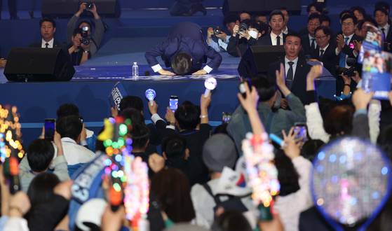 더불어민주당 제21대 대선후보로 선출된 이재명 후보가 환호하는 당원들을 향해 큰절을 하고 있다. 임현동 기자