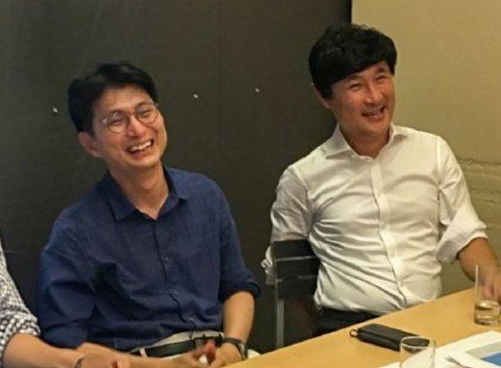 '상처 입은 치유자' 안건영 원장(오른쪽)과 함께한 이주호 대표. 안 원장은 어린 시절 사고로 전신 화상을 입은 경험 덕에 오히려 환자의 아픔을 공감하는 의사가 됐다. [사진 이주호]