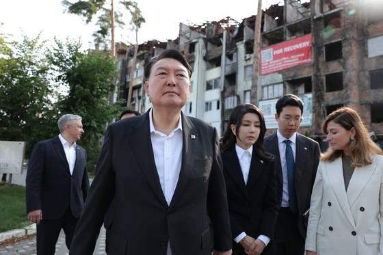 윤석열 당시 대통령과 김건희 여사가 2023년 5월 15일(현지시간) 우크라이나를 전격 방문했다. 이보다 이틀전 김 여사 계좌관리인으로 알려진 이종호 전 블랙펄인베스트먼트 대표는 "삼부 체크"라는 메시지를 남겼다.대통령실 제공