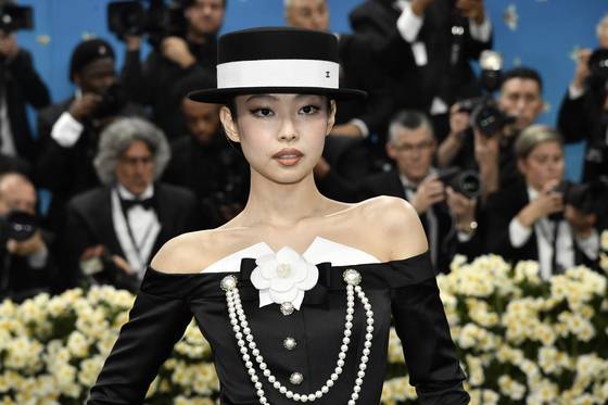 5일 뉴욕 메트 갈라에 등장한 제니. AP=연합뉴스