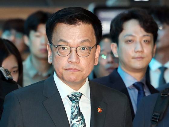 최상목 경제부총리 겸 기획재정부 장관이 지난 4월 22일 오전 인천국제공항에서 한·미 2 2 통상협의(Trade Consultation)와 주요 20개국(G20) 재무장관회의, 국제통화금융위원회(IMFC) 참석을 위해 출국하고 있다. 뉴스1