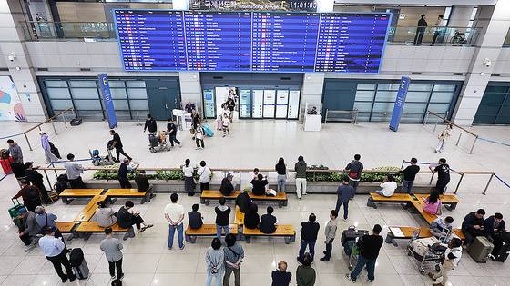 어린이날 연휴 마지막 날인 6일 오전 인천국제공항 제1터미널 입국장이 여행을 마치고 일상으로 돌아가려는 이용객들로 붐비고 있다.뉴스1
