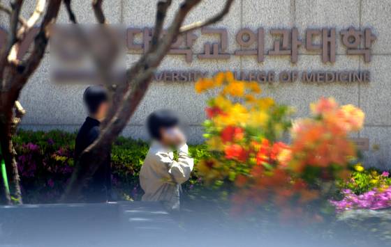 정부와 의대 증원 문제로 장기간 수업을 거부해온 전국 의과대학 학생들의 유급과 제적 처리 최종 확정일인 7일 대전의 한 의과대학 캠퍼스에서 학생들이 이동하고 있다. 프리랜서 김성태