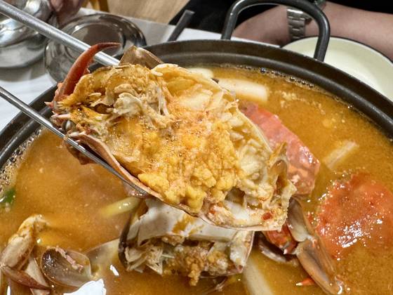 서망항은 청정한 자연환경, 바다 속 서식조건, 통발 조업방식으로 자타공인 최상의 꽃게 산지로 꼽힌다. 특히 봄·가을에 맛볼 수 있는 속이 꽉찬 꽃게 맛은 미식가들에게 사랑받고 있다. [사진 박상현]