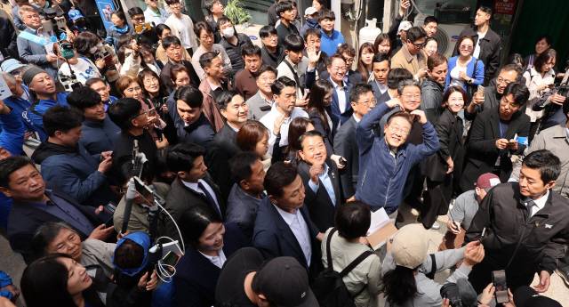 ▲ 이재명 더불어민주당 대선후보가 지난 2~4일 강원 12개 시·군을 방문, 강원 맞춤형 공약을 제시하며 도민 지지 호소에 나섰다. 이재명 후보가 지난 2일 화천을 찾아 시민들을 만나고 있다.  서영 기자