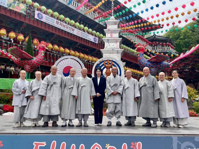 ▲ 더불어민주당 이재명 대선 후보의 부인 김혜경 씨가 6일 오후 춘천 삼운사를 찾아 불교계 현안 등을 청취했다.  이정호 기자