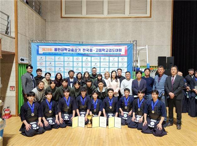 ▲ 인제 원통고(교장 배정희)가 지난 1~3일 충남 청양군에서 열린 ‘제28회 용인대학교 총장기 전국중고등학교 검도대회’에서 남고부 단체전 준우승을 차지했다. 여고부 개인전에서는 김나윤(3학년) 선수가 3위에 입상했다.