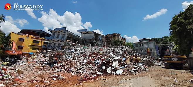 미얀마 만달레이 지진 피해 현장. 40일이 지났지만, 건물 잔해들은 치워지지 않고 방치돼 있다. (사진 출처:미얀마 이라와디)