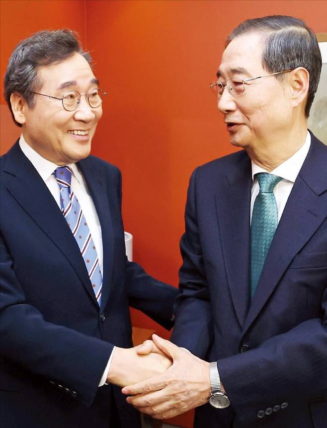 < 손 맞잡은 이낙연과 한덕수 > 한덕수 무소속 대선 예비후보(오른쪽)와 이낙연 새미래민주당 상임고문이 6일 서울 정동의 한 식당에서 만나 악수하고 있다. 두 사람은 개헌과 ‘반이재명’을 기치로 내걸고 큰 틀에서 논의를 이어가기로 했다.  최혁 기자