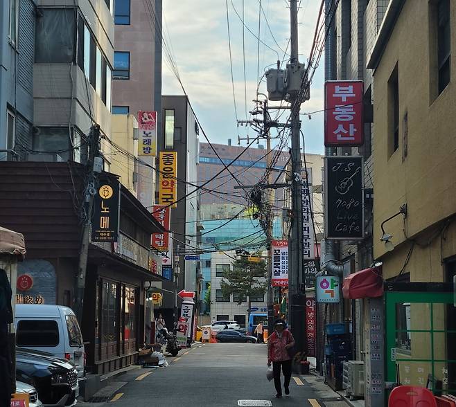 서울 약수역 사거리 인근 골목에 뒤엉킨 전선. 사진=중구 제공