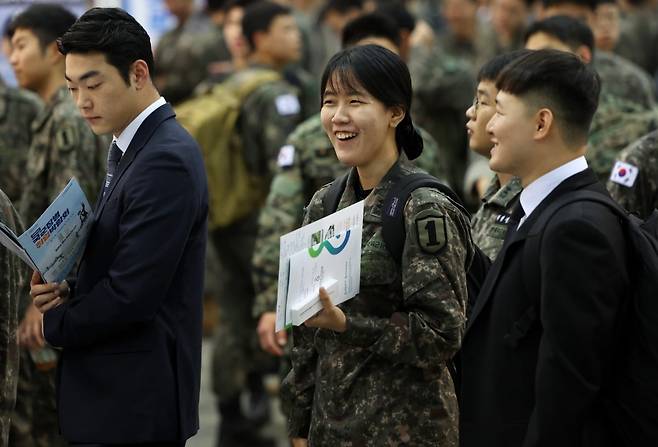7일 경기 고양시 킨텍스에서 열린 국군장병 취업박람회에서 장병들이 부스를 살펴보고 있다. /이솔 기자