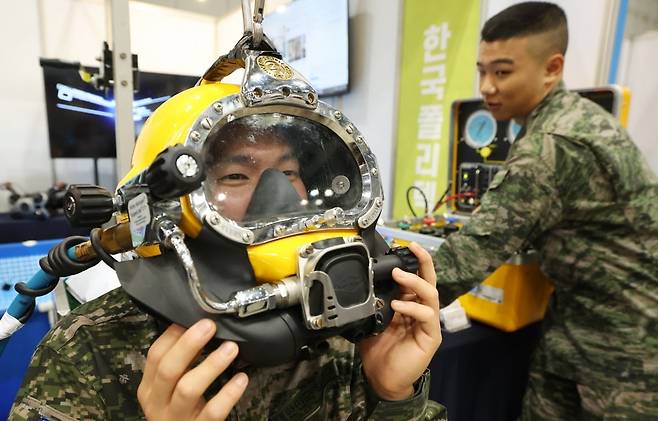 7일 경기 고양시 킨텍스에서 열린 국군장병 취업박람회에서 한 장병이 한국폴리텍대학 부스에서 잠수기능사 직업 체험을 하고 있다. /이솔 기자