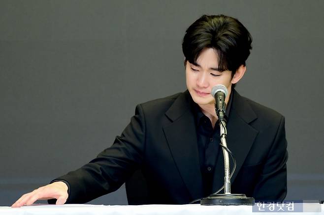 배우 김수현이 31일 오후 서울 상암동 스탠포드 호텔에서 열린 '사생활 논란' 관련 기자회견에서 입장을 밝히고 있다. 변성현 한경닷컴 기자 byun84@hankyung.com