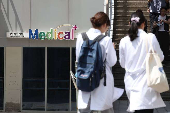 서울 시내 한 의과대학에서 가운을 입은 학생들이 이동하고 있다. /사진=연합뉴스
