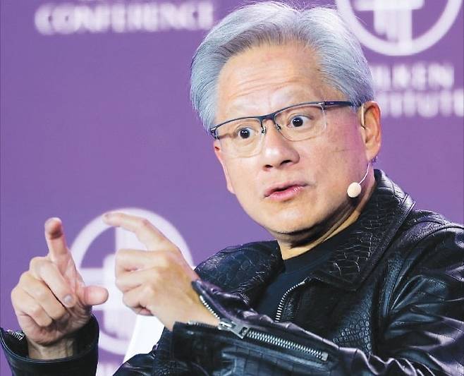 “AI, 모든 산업에 영향” 젠슨 황 엔비디아 최고경영자(CEO)가 6일﻿ 미국 로스앤젤레스에서 열린 ‘밀컨 글로벌 콘퍼런스 2025’에서 인공지능(AI)산업 전망에 대해 말하고 있다. ﻿ 로이터연합뉴스
