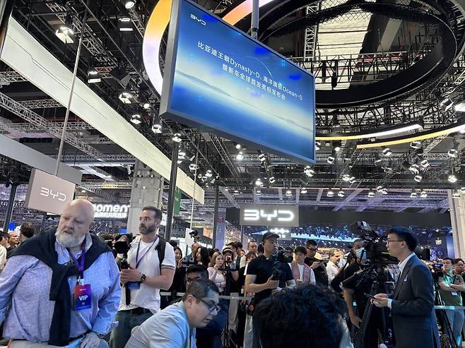 ‘2025 상하이모터쇼’가 올 4월 중국 상하이 국가전시컨벤션센터에서 열렸다. 무더기로 신차를 공개한 비야디(BYD) 전시장에 관람객이 북적인다. 사진=김은정 한국경제신문 기자