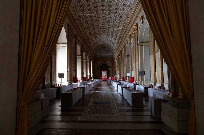 차기 교황을 선출하기 위한 콘클라베를 앞두고 있는 6일(현지시간) 바티칸 시스티나 성당의 내부 모습. 로이터연합뉴스