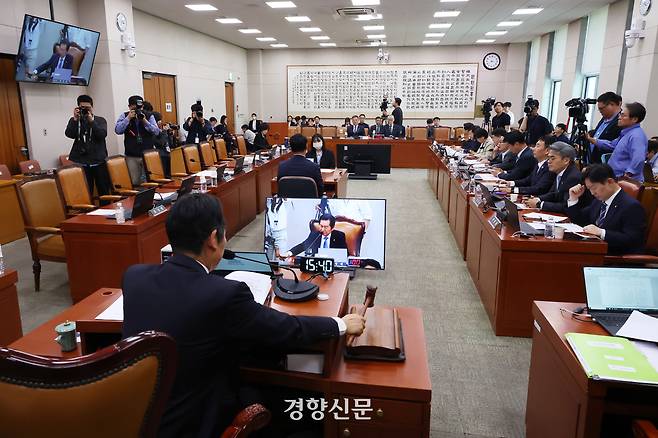 국회 법제사법위원회가 7일 전체회의를 열고 내란 특검법 등 각종 법안을 처리하고 있다. 한수빈 기자