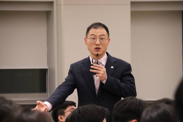 국민의힘 김상욱(울산 남갑) 의원이 지난달 14일 모교인 고려대에서 후배들과 간담회를 하고 있다. 의원실 제공.