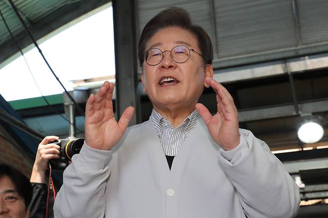 The Democratic Party of Korea's presidential candidate, Rep. Lee Jae-myung, delivers a speech during a visit to Imsil-gun, North Jeolla Province, on Wednesday. (Pool photo via Yonhap)