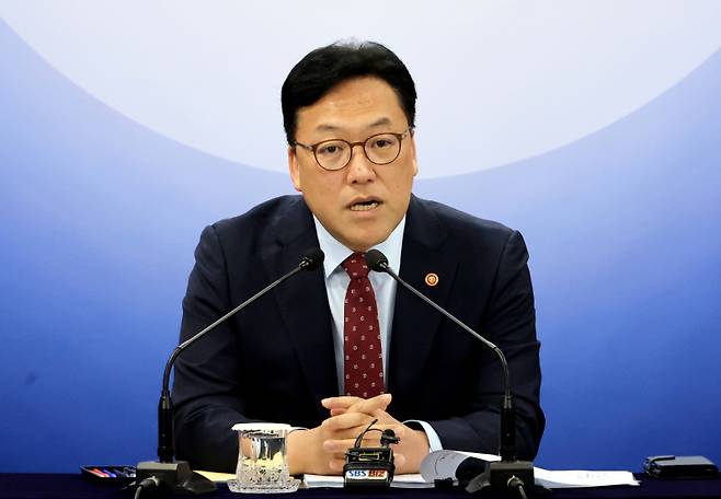 김병환 금융위원회 위원장이 7일 서울 종로구 정부서울청사에서 열린 금융위원회 정례 기자간담회에서 발언하고 있다. 연합뉴스