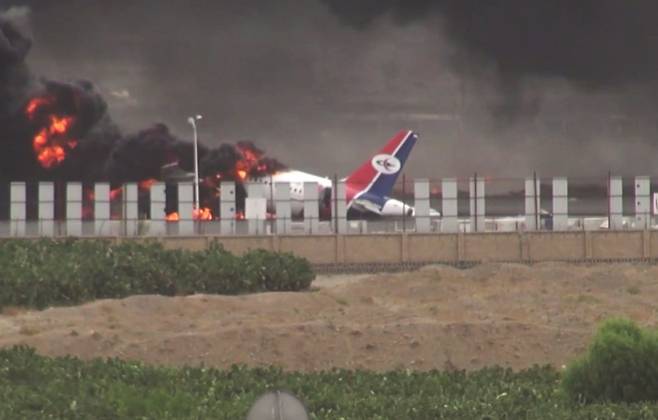 이스라엘이 예멘 수도 사나의 국제공항을 공습한 가운데 항공기가 불길에 휩싸여 있다. EPA=연합뉴스