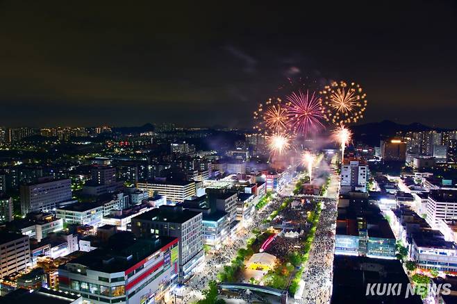 축제의 피날레를 장식한 역대 최대 규모의 환상불꽃이 15분간 안산문화광장의 밤하늘을 수놓았다. 안산시 제공&nbsp;