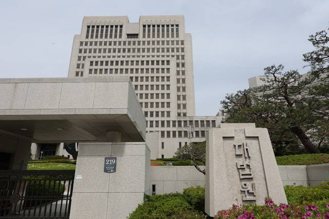 서울 서초구 대법원 출입문이 6일 굳게 닫혀 있다. 더불어민주당은 조희대 대법원장에게 이재명 민주당 대선 후보를 포함해 모든 후보자의 재판을 대선 이후로 연기하라며 사법부를 압박하고 있다. 연합뉴스