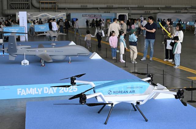 대한항공이 자체 기술력으로 제작한 드론이 전시돼 참가자들의 눈길을 끌고 있다.