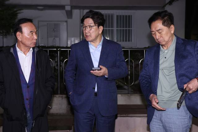 권성동 국민의힘 원내대표(가운데)와 김기현, 박덕흠 의원이 6일 밤 대선 후보 단일화 압박에 반발해 일정 중단을 선언한 김문수 후보의 서울 관악구 자택 앞에서 기다리고 있다. 김 후보는 7일 한덕수 무소속 예비후보와 회동하기로 했다고 밝혔다. 연합뉴스