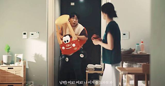 건설사들이 딱딱한 이미지를 버리고 MZ세대에게 감성적으로 다가가기 위해 일상이나 가족 이야기를 담은 영상을 제작하고 있다. KCC건설이 자사 유튜브 채널에 올린 영상 '문명의 충돌'(위)과 '식구의 부활'(아래)은 각각 7210만회, 1468만회가 넘는 조회수를 기록했다. KCC건설 유튜브 채널 캡처